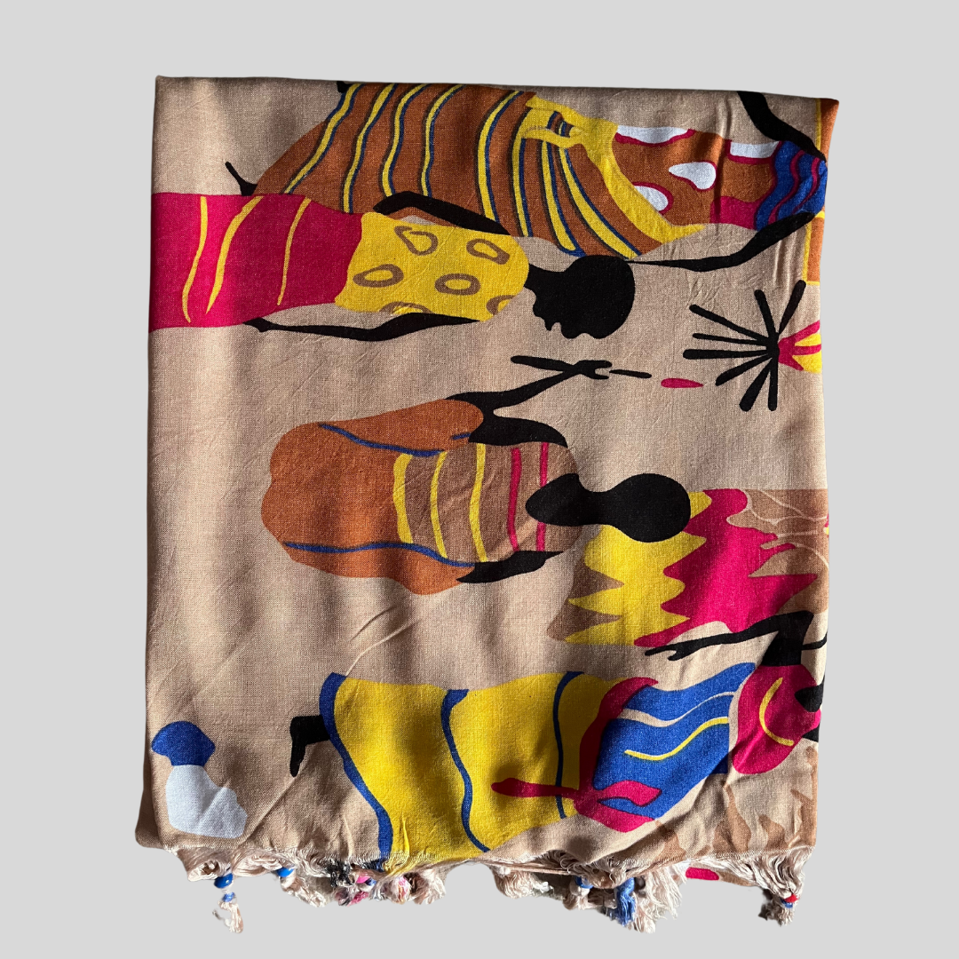 Pareo con estampado tribal africano multicolor, ideal para playa o piscina.